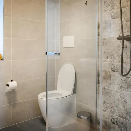 Denis - Stylisches Premium Altstadt-apartment Mit Hafenblick & 2 Baedern Apartment Grado
